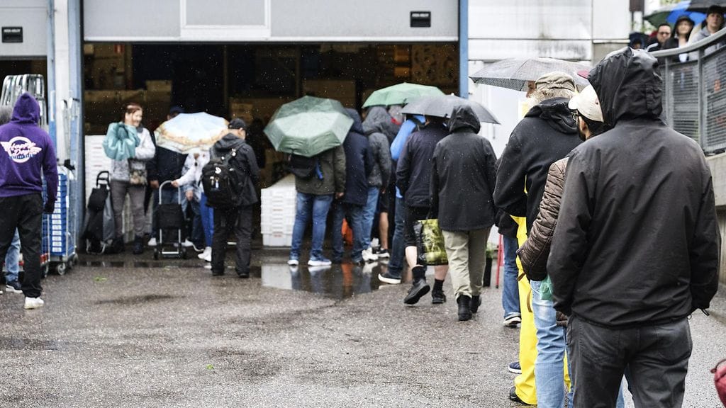 Ihmiset jonottivat elintarvikkeita Myllypuron elintarvikejakelun jonossa Helsingissä heinäkuussa 2025.