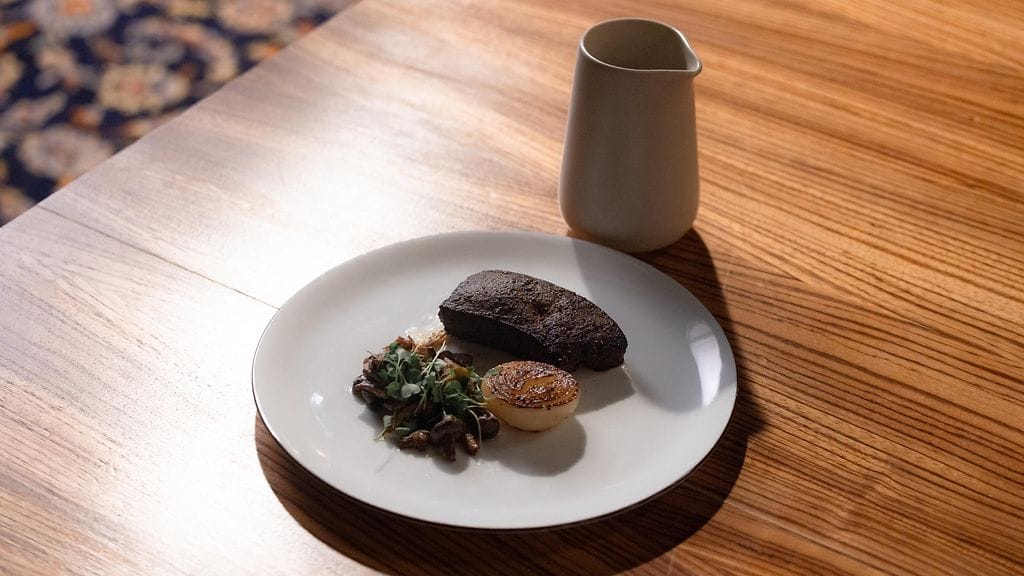 MasterChef: Maksaa, Paistettua sipulia ja Kermainen Omena-sienikastike – Jarin resepti