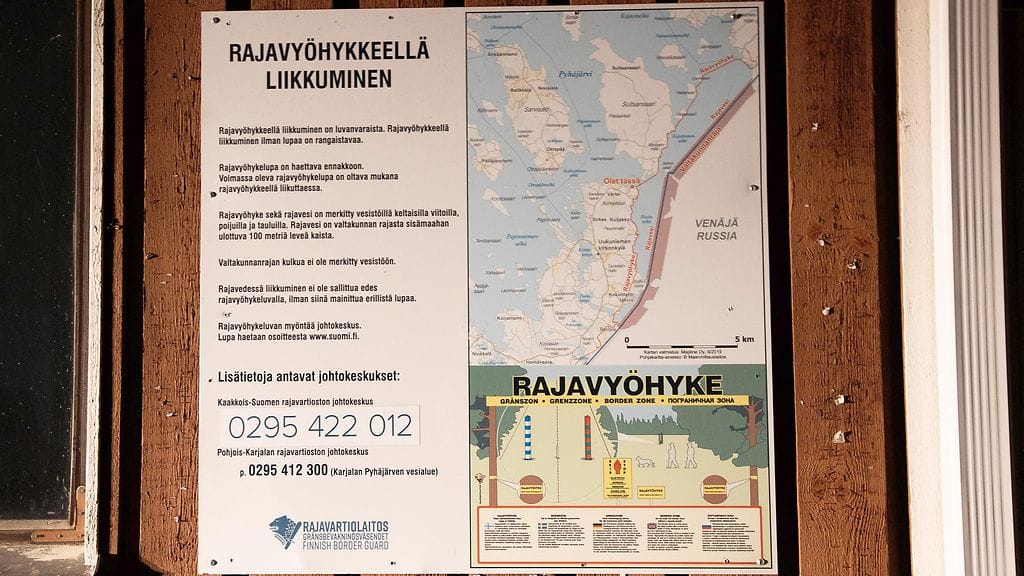 LK 31.3.2026 Rajavartiolaitoksen opastaulu Parikkalassa Uukuniemen kalasatamassa Pyhäjärven rannalla 31. maaliskuuta 2026.