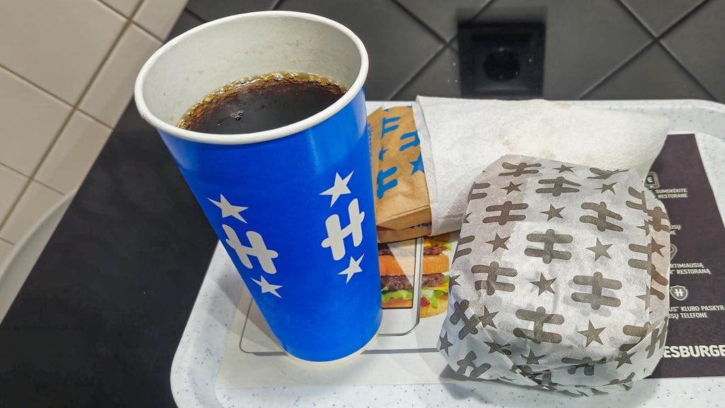 Virvoitusjuomavero nousi 1.4.2026, ja sen myötä Hesburger korotti sokerillisten juomien hintaa.