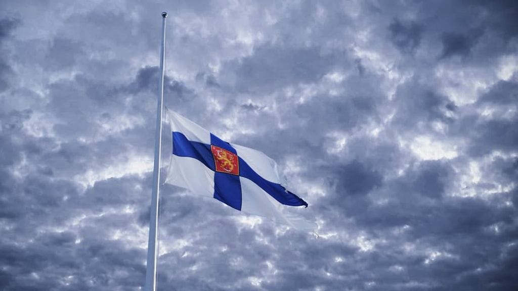 Karjalan prikaatin varusmies menehtyi eilen iltapäivällä. Liput laskettiin tänään puolitankoon Puolustusvoimien toimipisteissä.