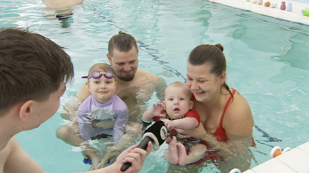 Rannan perhe osallistui vauvauintiin Helsingissä