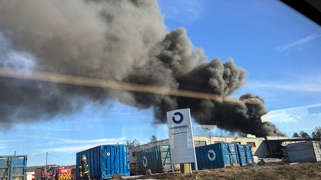 Heinolan tulipalosta leviää sankkaa savua ympäristöön.