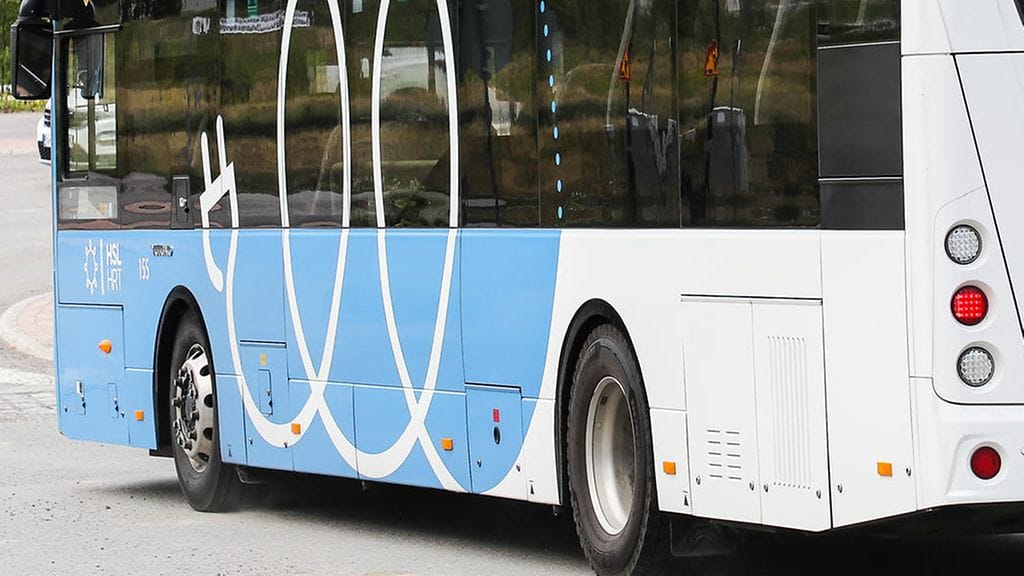 Yksi turmabussin matkustajista loukkaantui lievästi. Kuvituskuva.