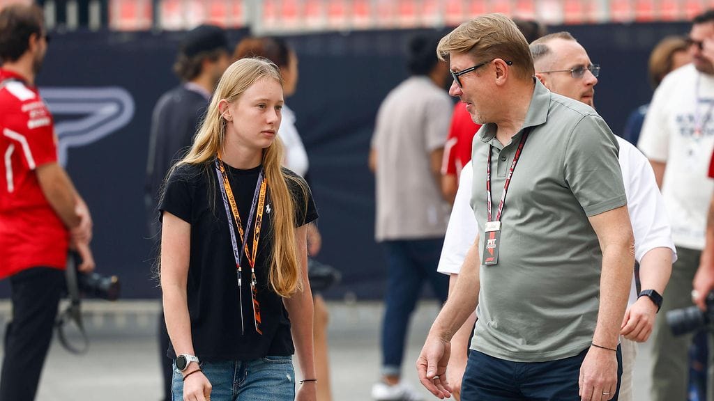 Ella ja Mika Häkkinen Abu Dhabin F1-varikolla joulukuussa 2025.