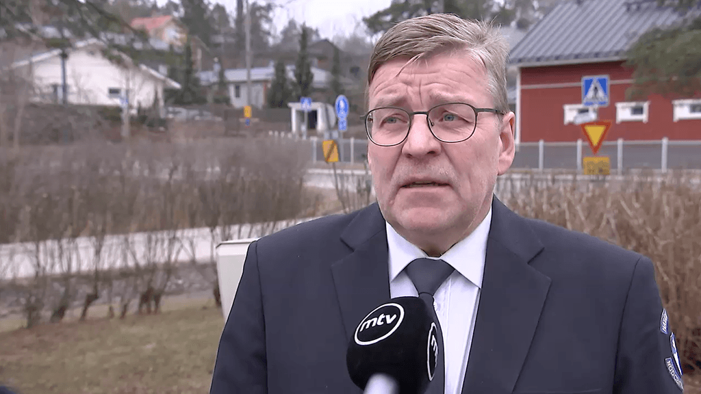 Hätäkeskuslaitoksen ylijohtajan mukaan ominaisuuden käyttöönotossa kestää vähintään muutama kuukausi. Alustavasti valmista voisi olla tämän vuoden puolella.