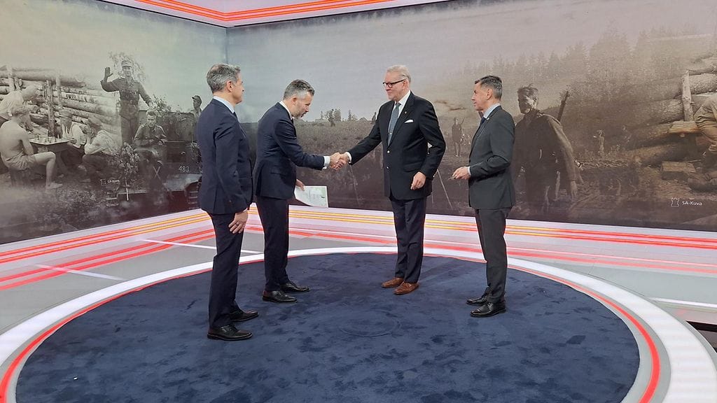 MTV:n puolesta tunnustuksen vastaanottivat toimitusjohtaja Johannes Leppänen ja MTV Uutisten vastaava päätoimittaja Tomi Einonen.