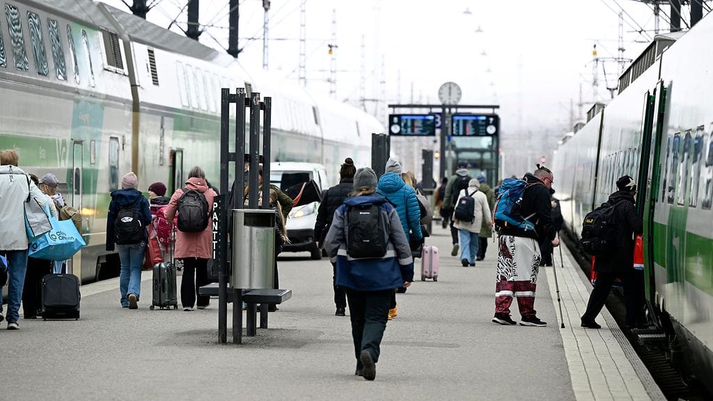 LK 2.4.2026 Matkustajia Helsingin päärautatieasemalla 2. huhtikuuta 2026. Pääsiäisen menoliikenne on vilkkaimmillaan kiirastorstaina.