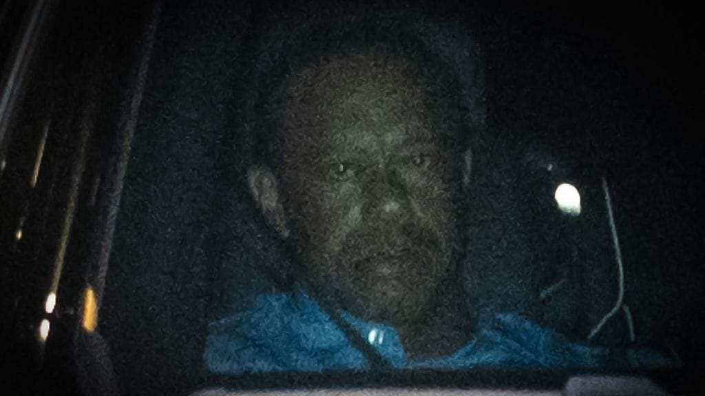 Tiger Woods törttöili auton ratissa.