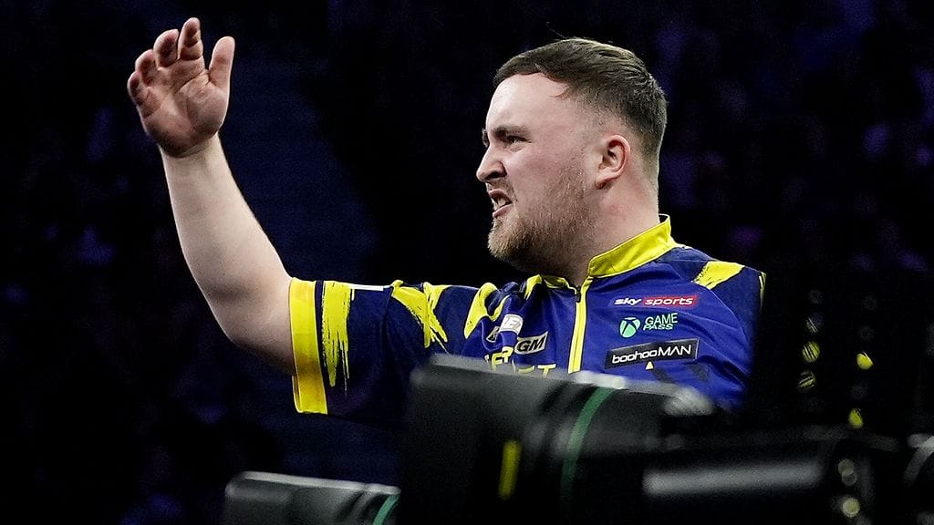 Luke Littler viittelöi Gian van Veenille lopettamaan narisemisen ja jatkamaan heittämistä.