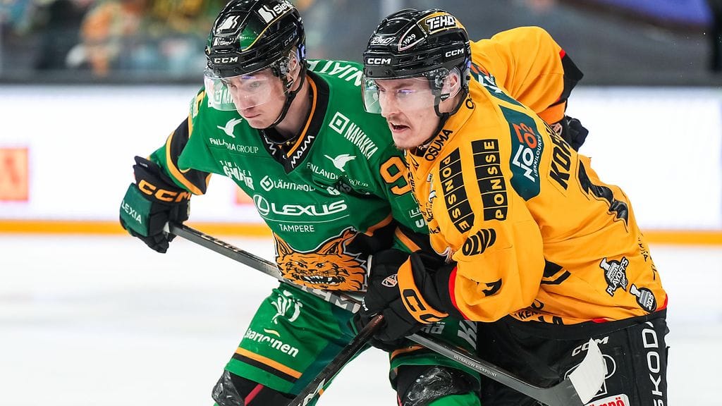 Benjamin Korhonen (oik.) pelasi Ilves-sarjan avausottelussa, mutta oli sivussa toisesta pelistä.