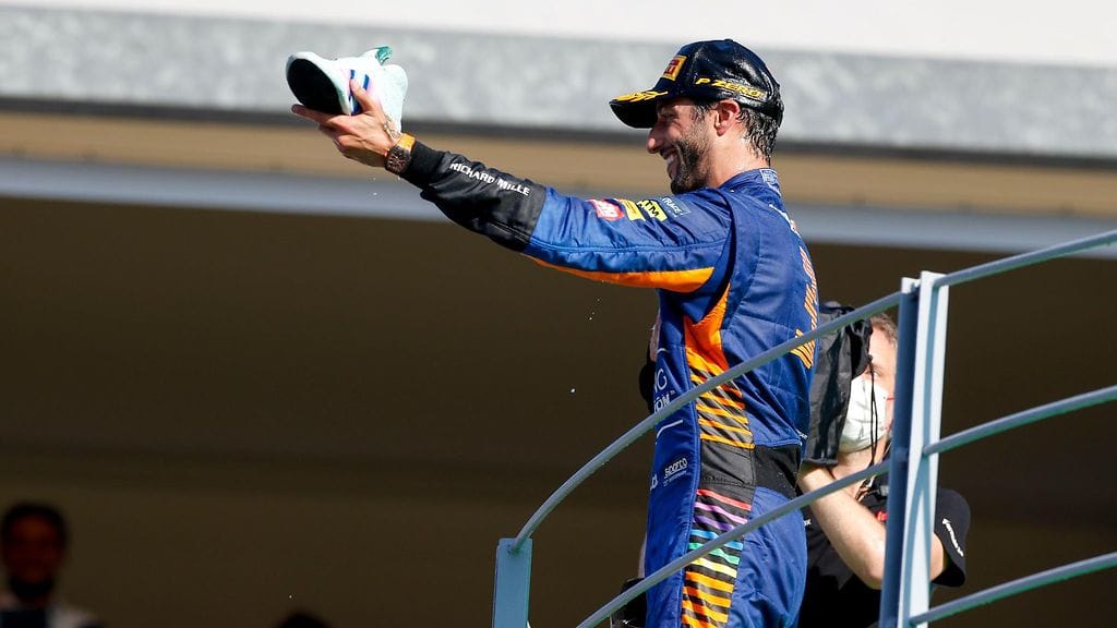 Daniel Ricciardo shoey-puuhissa vuonna 2021.