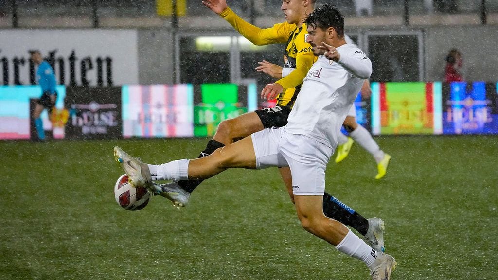 Mehmet Manis (arkistokuvassa etualalla) tuli kolanneeksi linjatuomarin.