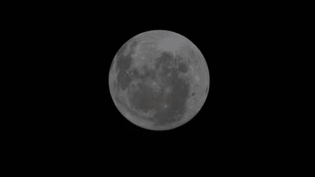 Orientalen allas Artemis II -kuulennolta kuvattuna. Allasmuodostelma näkyy Kuun oikealla reunalla.