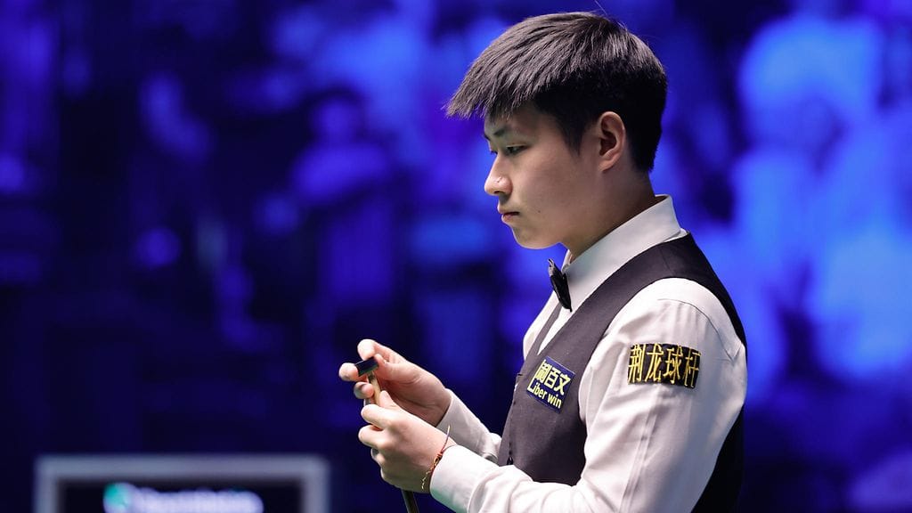 Zhao Xintong on huimassa snookervireessä MM-kisojen alla.