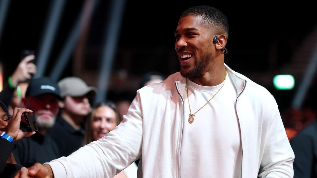 Anthony Joshua seurasi Lontoon otteluiltaa hyväntuulisena kehän laidalla.