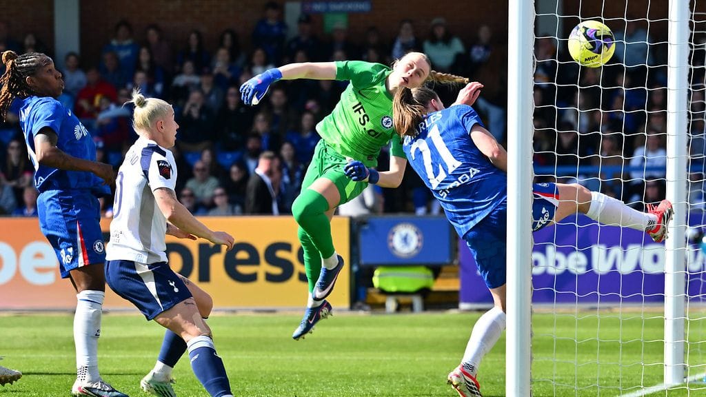 Sinne se painui: Tottenhamin Eveliina Summasen sivuvapaapotku ohitti Chelsean Hannah Hamptonin.