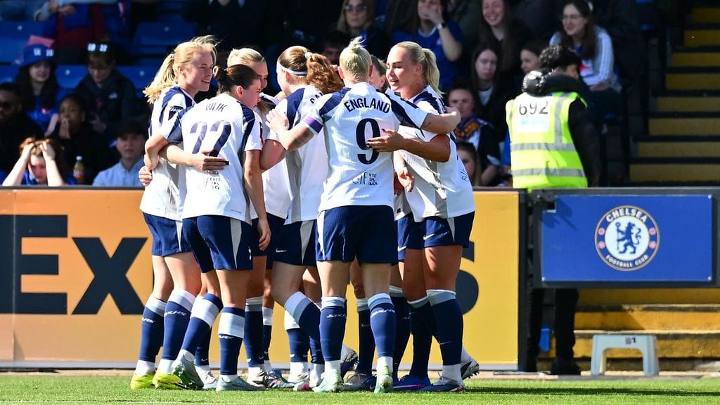 Tottenham juhlii Eveliina Summasen maalia