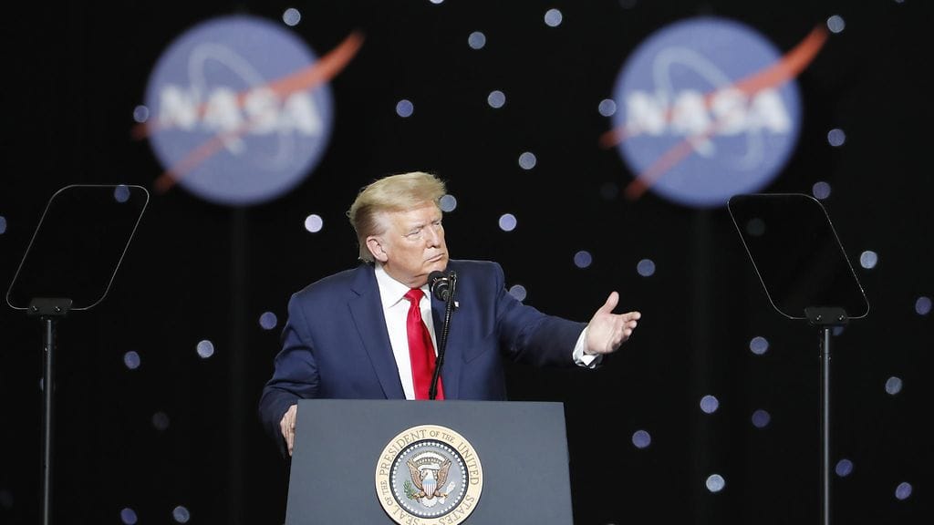 Trump sanoi astronauttien tehneen historiaa. Kuvassa Trump vuonna 2020.