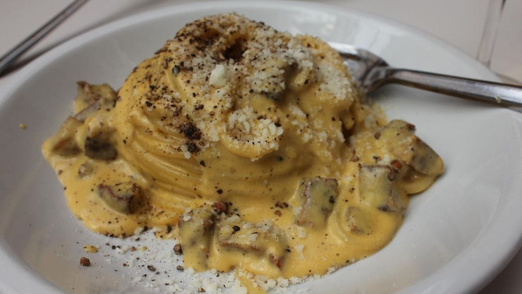 Michelin-tähdellä palkitun Luciano Monosilion valmistama carbonara on kermaista, rapeaa ja sopivan pippurista.