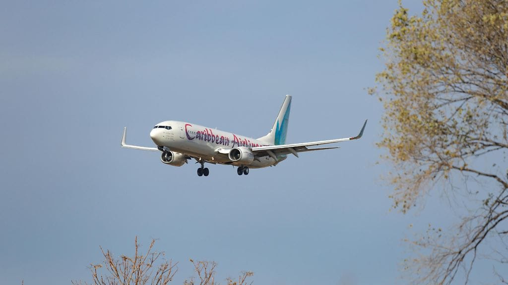 Kuvituskuvassa Caribbean Airlinesin Boeing 737-800 laskeutumassa New Yorkiin Yhdysvaltoihin 13. helmikuuta 2020.