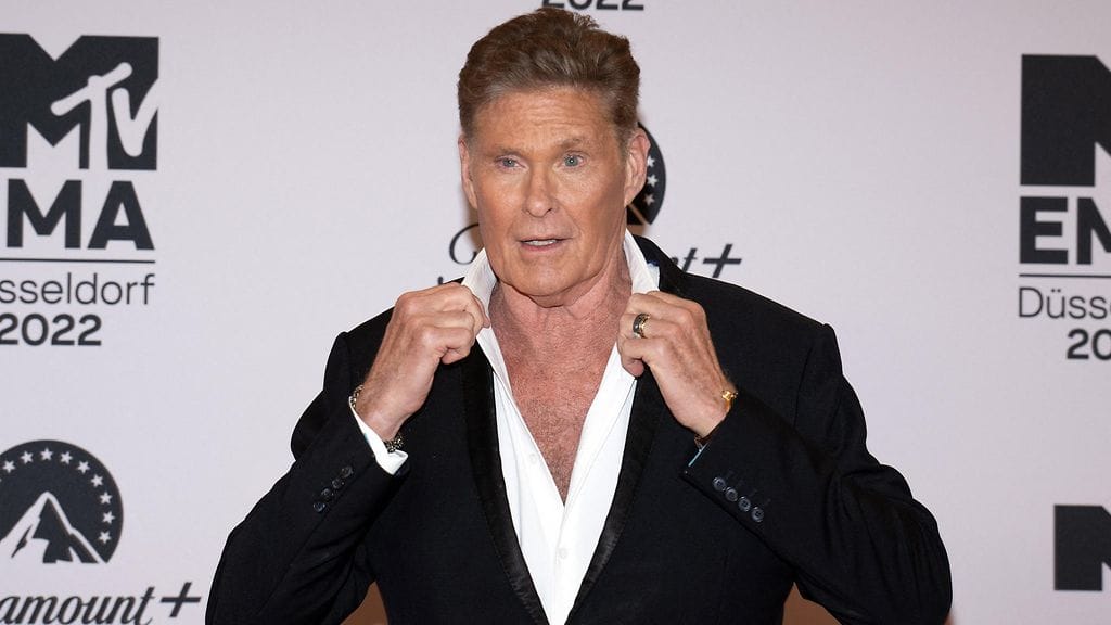 David Hasselhoff nähtiin ulkoilemassa vaimonsa kanssa. Tähti toipuu leikkauksista.