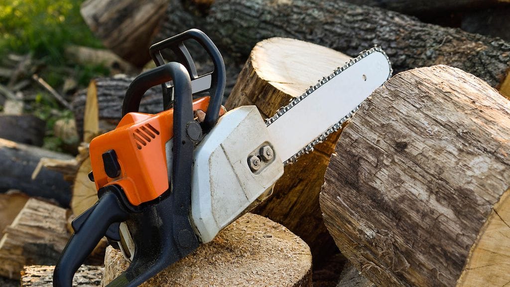 Monelle sattuu mökkitöissä vahinkoja moottorisahaa käsiteltäessä. Kuvituskuva.