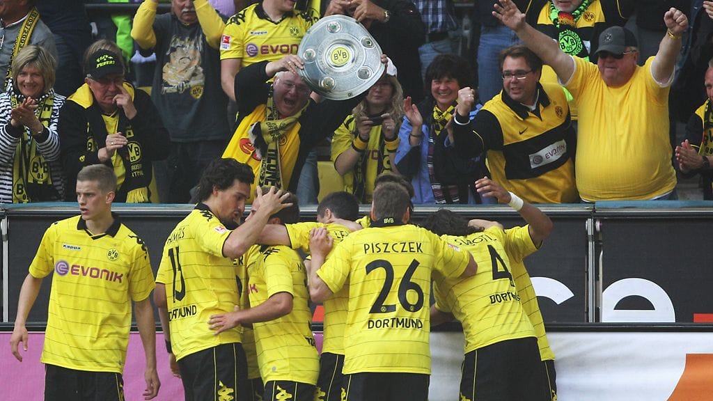 Borussia Dortmundin pelaajat juhlivat maalia Nürnbergin verkkoon.