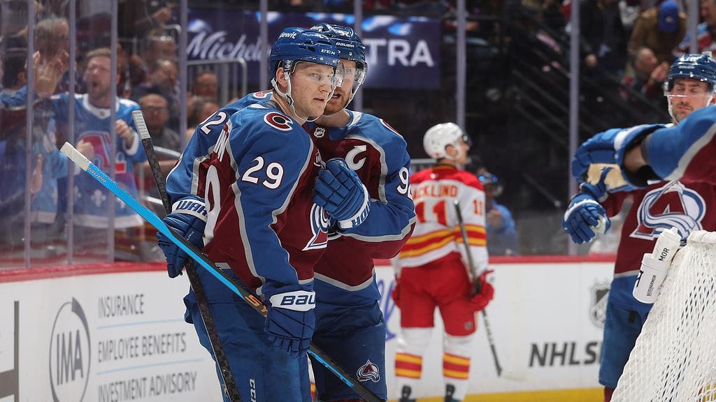 Nathan MacKinnon sinetöi Colorado Avalanchelle NHL:n runkosarjan voiton ja rikkoi oman parhaan maalimääränsä kauden 52. osumallaan.