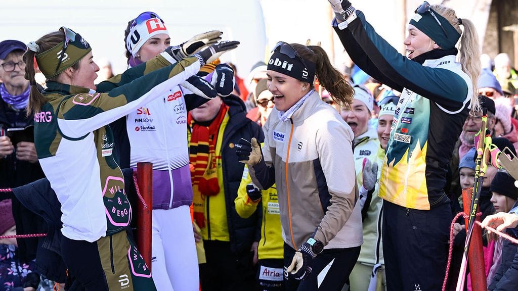 Krista Pärmäkoski (vas.), Jasmin Kähärä ja Vilma Ryytty vastaanottavat voittaja Hilla Niemelän (kesk.) naisten 5 km:n perinteisen hiihtotyylin matkan jälkeen SM-hiihdoissa Inarissa.