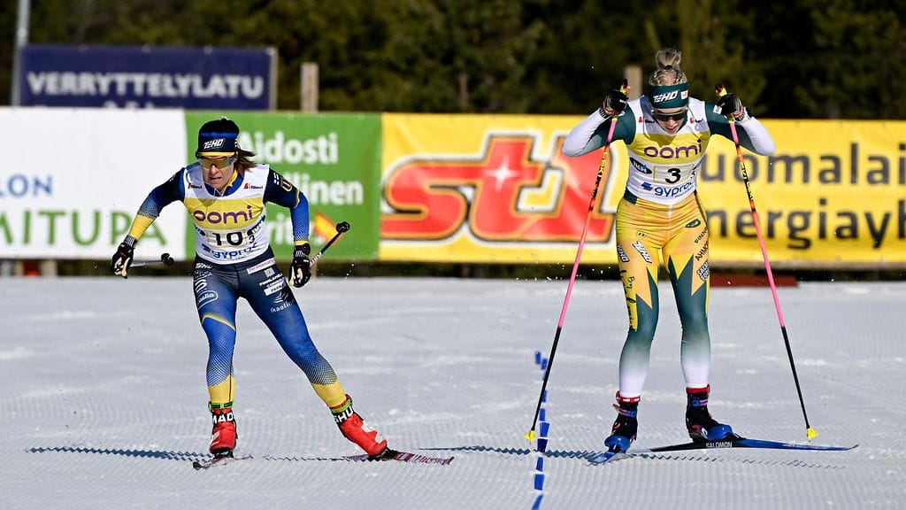 Ski Team Iisalmen Vilma Ryytty (oik.) löi Ikaalisten Urheilijoiden Krista Pärmäkosken loppukiritaistelussa.