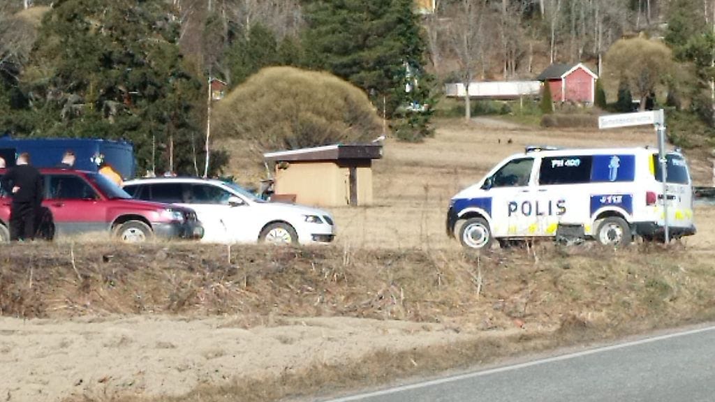 Poliiseja droonin löytöpaikalla Iitissä.