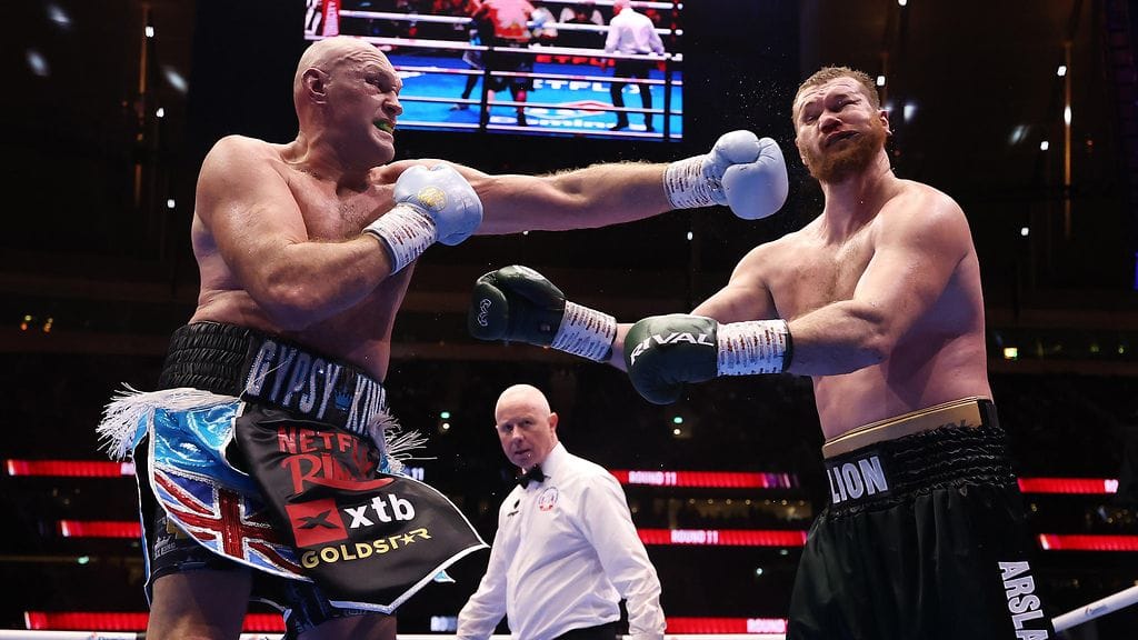 Tyson Fury (vas.) löi Arslanbek Mahmudovin tuomaripistein.