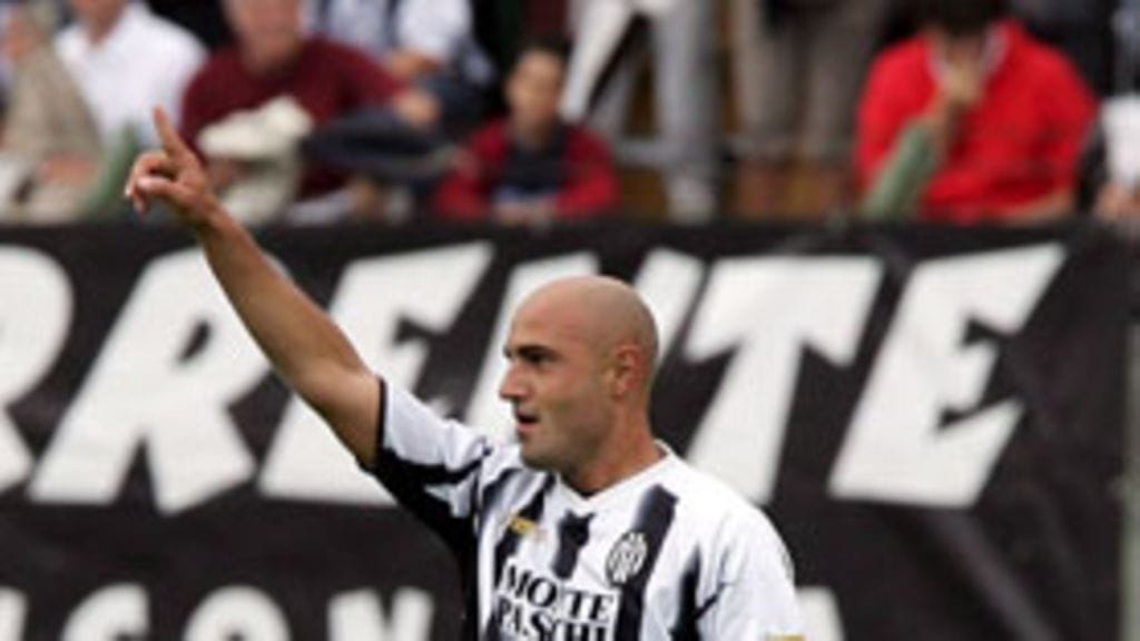 Massimo Maccarone juhlii Lazilon verkkoon päätöskierroksella tekemäänsä maalia. Kuva: Maurizio Degl'Innocenti/EPA.