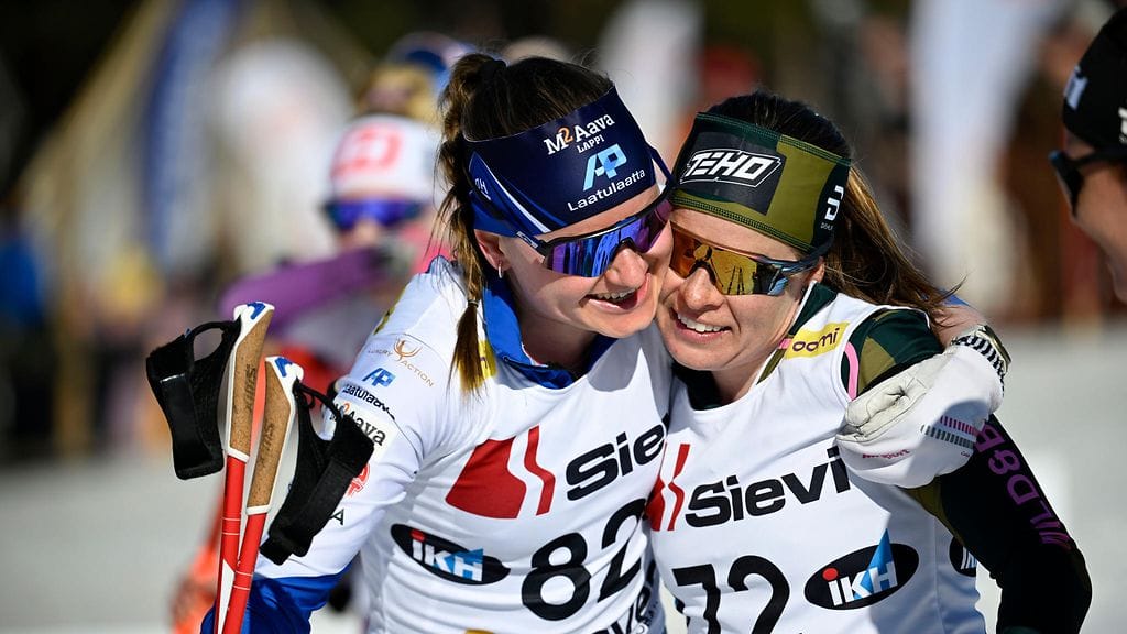 Suomen mestari Johanna Matintalo syleili uransa päättänyttä Krista Pärmäkoskea.