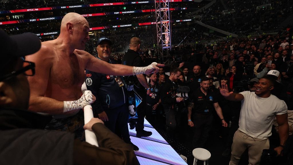 Tyson Fury (vas.) heitti tulisen haasteen Anthony Joshualle.