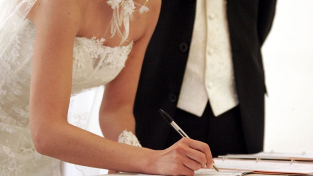 Vasta 80-luvulla kumottiin laki, jonka mukaan vaimon täytyy ottaa miehensä sukunimi.
