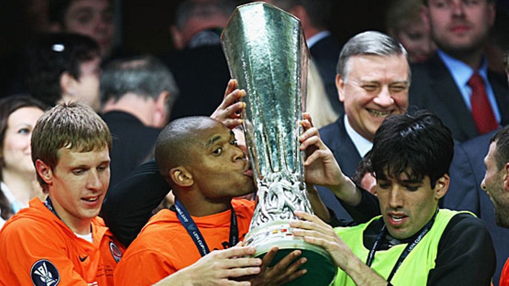 Luiz Adriano suutelupuuhissa, kuva: Martin Rose/Bongarts/Getty Images
