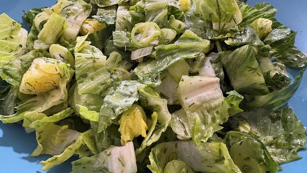 Kreikkalainen vihreä salaatti maroulosalata on herkullinen ja simppeli lisuke!