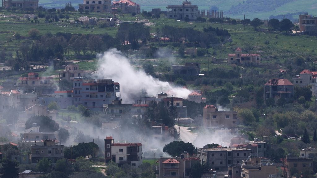 Savu nousee libanonilaisesta Mais al-Jabalin kylästä sen jälkeen kun Israelin ilmaisku osui alueelle. Kuva on otettu Israelin puolelta rajaa 13.4.2026.