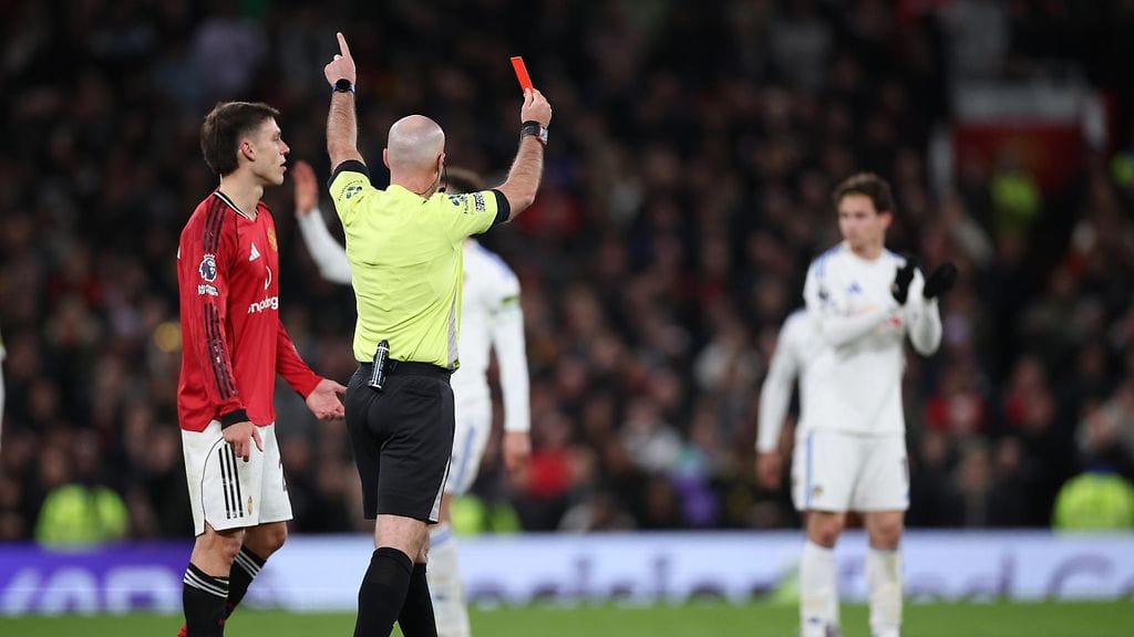 Erotuomari Paul Tierney nosti Old Traffordilla punaisen kortin.
