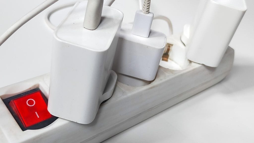 Turvallisuuspuutteita löytyi eniten latauslaitteista ja valaisimista. Kuvituskuva.