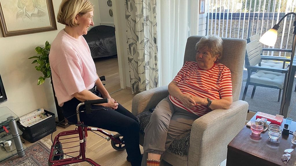 Kati Parikka käy äitinsä Marja Vähäahon luona useamman kerran päivässä.