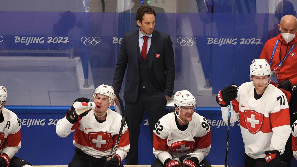 Sveitsin päävalmentaja Patrick Fischer ei halunnut ottaa rokotteita ja luotsasi Pekingin olympialaisissa 2022 väärennetyllä koronarokotustodistuksella.