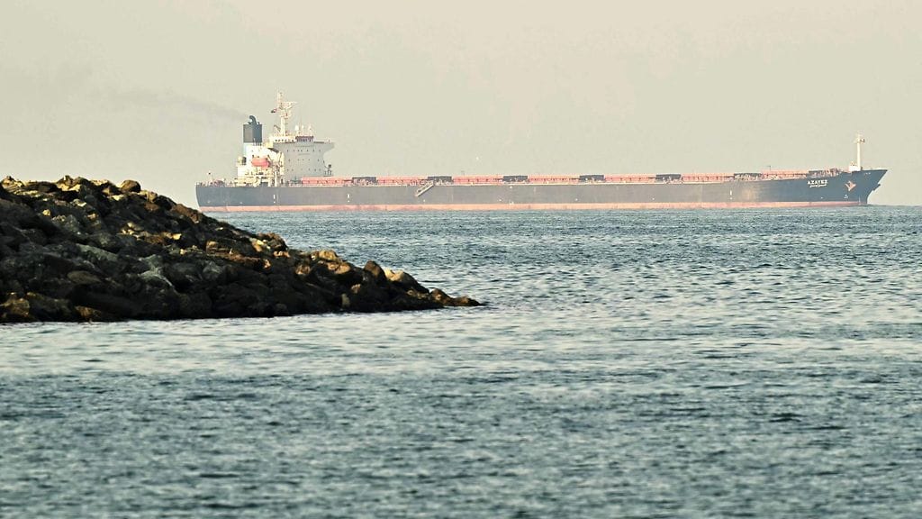 Kuvituskuvassa rahtilaiva Hormuzinsalmessa viime helmikuussa.