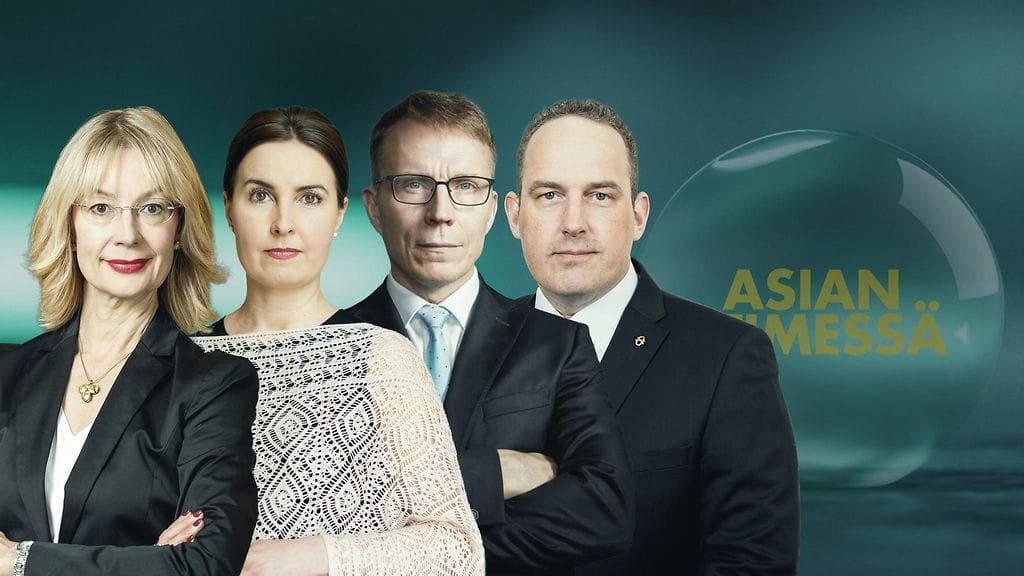Studiossa suurimpien puolueiden eduskuntaryhmien puheenjohtajat Tytti Tuppurainen (sd.), Jukka Kopra (kok.), Jani Mäkelä (ps.) ja varapuheenjohtaja Eeva Kalli (kesk.).