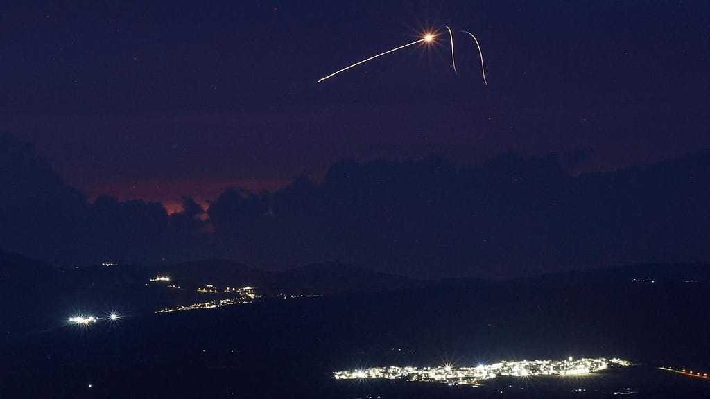 Kuvassa Israelin ilmapuolustusjärjestelmä torjuu Etelä-Libanonista laukaistut raketit Pohjois-Israelin yllä 11. huhtikuuta.