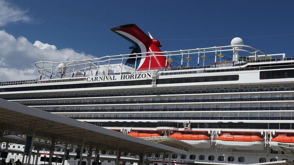 Yhdysvalloissa 16-vuotias poika on saanut syytteen 18-vuotiaan siskopuolensa kuolemasta perheen risteilymatkalla Carnival Horizon -risteilyaluksella.