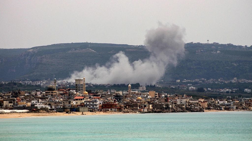 Etelä-Libanonissa otetussa kuvassa näkyy savua El Qlailen kylässä paikassa, johon Israel iski 15. huhtikuuta.