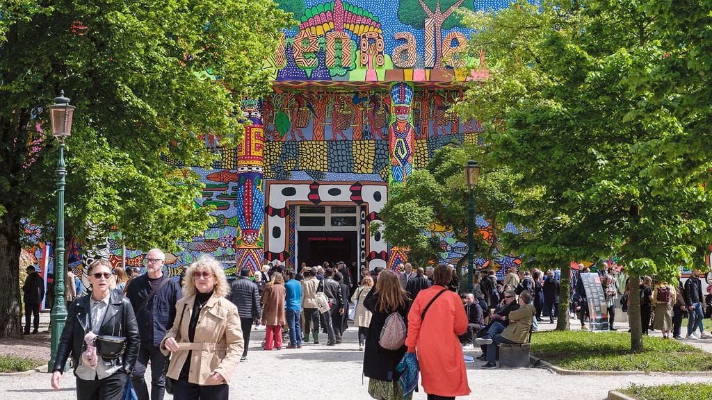 Yleisöä Venetsian biennaalin päänäyttelyn sisäänkäynnin edessä vuonna 2024.